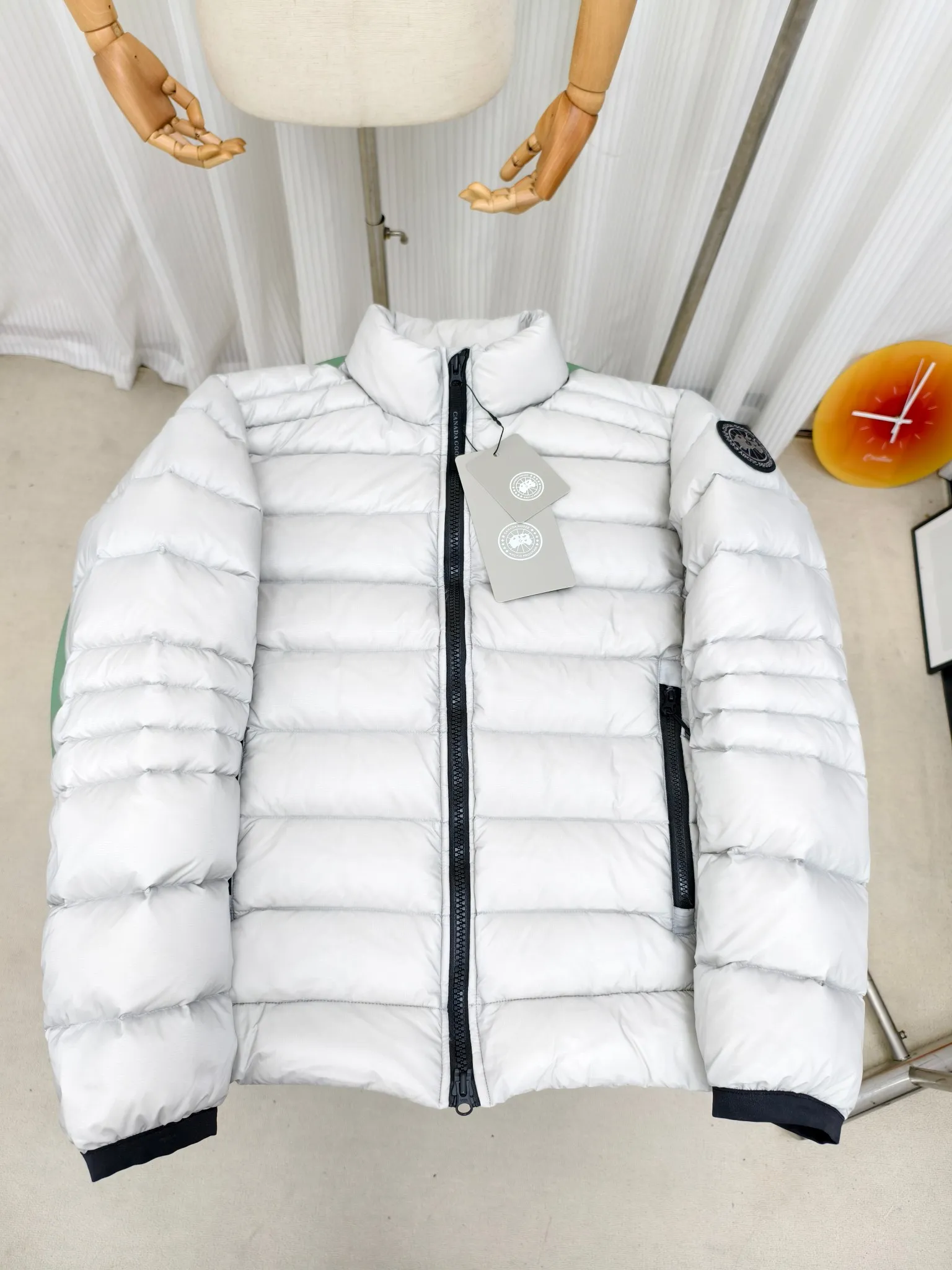 P880 2228M model (high version) Canada goose Crofton down jacket, this is a down jacket suitable for late autumn and early winter: on cold and rainy mornings, it can be used as a layer of warmth inside the rainproof jacket, and can be worn alone in the late autumn and early winter with a little bit of coolness. Filled with white duck down. The Crofton Jacket is a versatile, lightweight and versatile piece that even packs itself in for easy transport. The inner layer has removable elastic straps, making the jacket easy to carry on the shoulder and hands-free. 2 zippered hand pockets with fleece fabric on the knuckle side for softness and warmth. Color: black with black label, black with red label, ocean blue, superoxide blue, silver birch red label, silver birch black label Size: XS-2XL